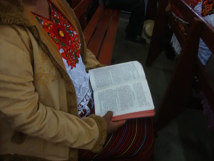 Si'le'n Yol Kataj le kayol /Leyendo la Biblia en Awakateko